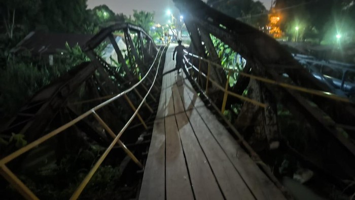 Kondisi jembatan ambruk di Sungai Deli Medan. (Dok. Warga)