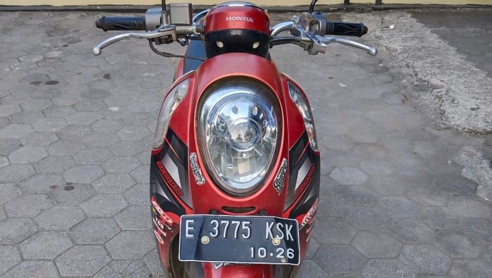 Kondisi motor Honda Scoopy yang ditinggalakan pelaku pencurian berkedok aparat di Pengasih, Kulon Progo, Rabu (17/7).