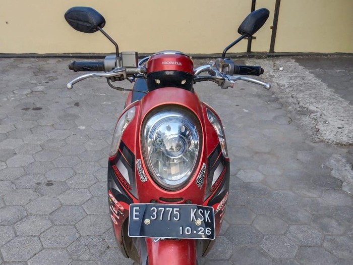 Kondisi motor Honda Scoopy yang ditinggalakan pelaku pencurian berkedok aparat di Pengasih, Kulon Progo, Rabu (17/7).