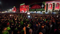 Perayaan Asyura di Irak diramaikan dengan festival di Kota Karbala, di mana kebanyakan pengunjung mengenakan pakaian hitam-hitam.  
