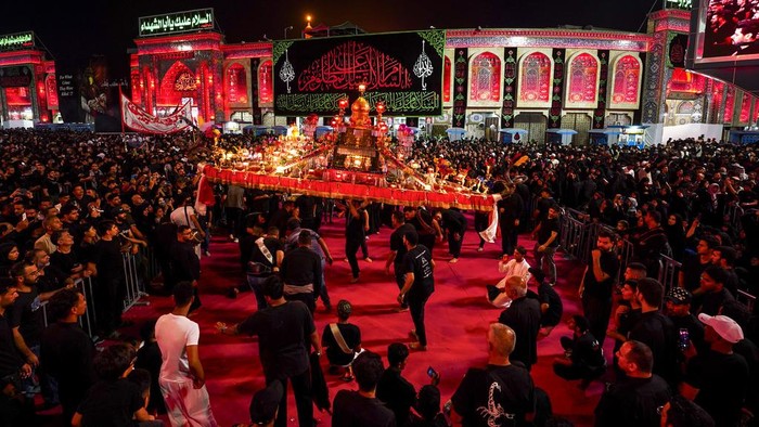 Kota Karbala Irak Menyala Merah Saat Perayaan Asyura Iraqi Shiites mark the month of Muharram in Karbala, Iraq, on Tuesday, July 16, 2024. Muharram commemorates the death of Prophet Muhammed's grandson, Hussein Ibn Ali, who was killed during the Battle of Karbala on the tenth day of Muharram, known as the Day of Ashoura. ( (AP Photo/Anmar Khalil)