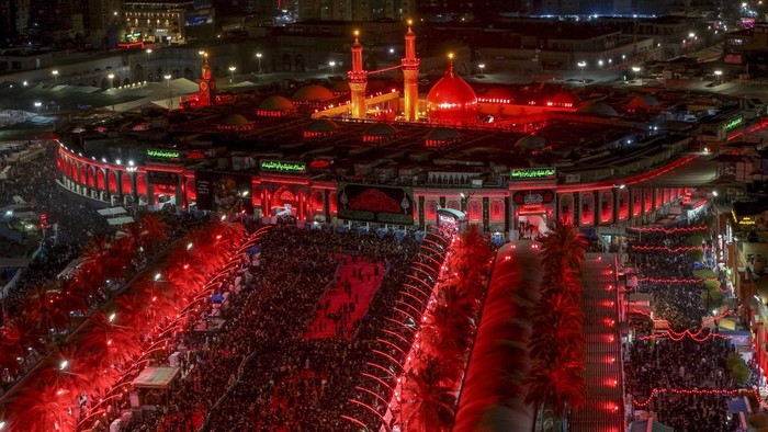 Kota Karbala Irak Menyala Merah Saat Perayaan Asyura Iraqi Shiites mark the month of Muharram in Karbala, Iraq, on Tuesday, July 16, 2024. Muharram commemorates the death of Prophet Muhammed's grandson, Hussein Ibn Ali, who was killed during the Battle of Karbala on the tenth day of Muharram, known as the Day of Ashoura. ( (AP Photo/Anmar Khalil)