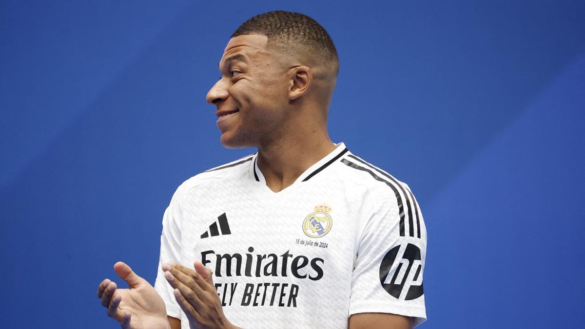 Kylian Mbappe saat diperkenalkan sebagai pemain Real Madrid (REUTERS/Juan Medina)