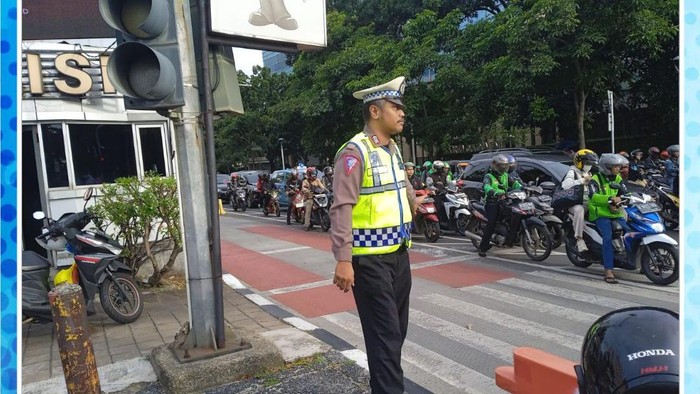 Kepadatan Lalu Lintas Pagi Hari di Jalan Salemba Menuju Senen, Jakarta Pusat