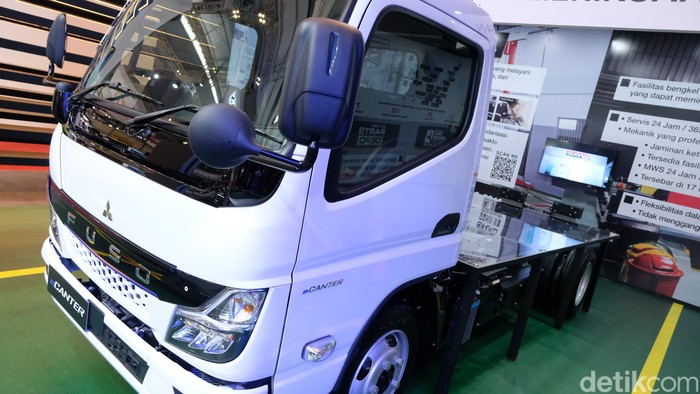 PT KTB, distributor resmi kendaraan niaga Mitsubishi Fuso Truck and Bus Corporation (MFTBC) di Indonesia, secara resmi meluncurkan truk listrik, eCanter di pasar Indonesia pada ajang Gaikindo Indonesia International Auto Show (GIIAS) 2024 di ICE BSD City, Tangerang, Rabu (17/7/2024).