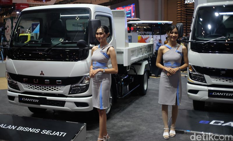 PT KTB, distributor resmi kendaraan niaga Mitsubishi Fuso Truck and Bus Corporation (MFTBC) di Indonesia, secara resmi meluncurkan truk listrik, eCanter di pasar Indonesia pada ajang Gaikindo Indonesia International Auto Show (GIIAS) 2024 di ICE BSD City, Tangerang, Rabu (17/7/2024).