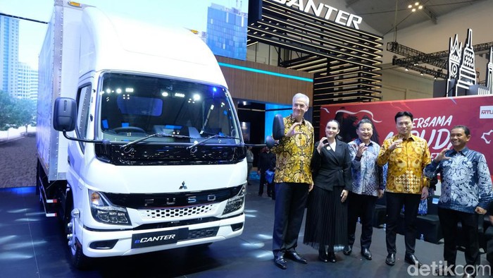 Lihat Lebih Dekat Truk Listrik Fuso eCanter di GIIAS 2024 PT KTB, distributor resmi kendaraan niaga Mitsubishi Fuso Truck and Bus Corporation (MFTBC) di Indonesia, secara resmi meluncurkan truk listrik, eCanter di pasar Indonesia pada ajang Gaikindo Indonesia International Auto Show (GIIAS) 2024 di ICE BSD City, Tangerang, Rabu (17/7/2024).