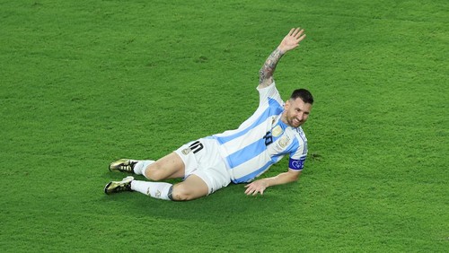 MIAMI GARDENS, FLORIDA - JULY 14: Lionel Messi of Argentina calls for medical assistance after being injured during the CONMEBOL Copa America 2024 Final match between Argentina and Colombia at Hard Rock Stadium on July 14, 2024 in Miami Gardens, Florida. (Photo by Megan Briggs/Getty Images)