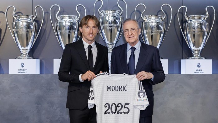 MADRID, SPAIN - JULY 17: Luka Modrić, player of Real Madrid, and Florentino Pérez pose as they celebrate his contract extension at Valdebebas training ground on July 17, 2024 in Madrid, Spain. (Photo by Pedro Castillo/Real Madrid via Getty Images)