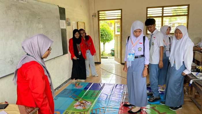 Mahasiswa Untag ini bikin siswa belajar Bahasa Inggris serasa bermain