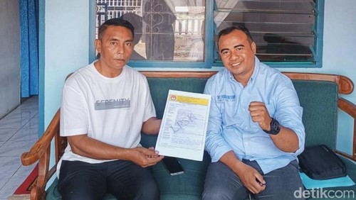 Mahmud H Umar, ayah santriwati Ponpes Al-Aziziyah yang tewas diduga karena dianiaya, bersama kuasa hukumnya, Yan Mangandar, menampilkan bukti surat pengajuan pendampingan hukum ke LPSK di Unit PPA Satreskrim Polresta Mataram, Rabu (17/7/2024). (Ahmad Viqi/detikBali)