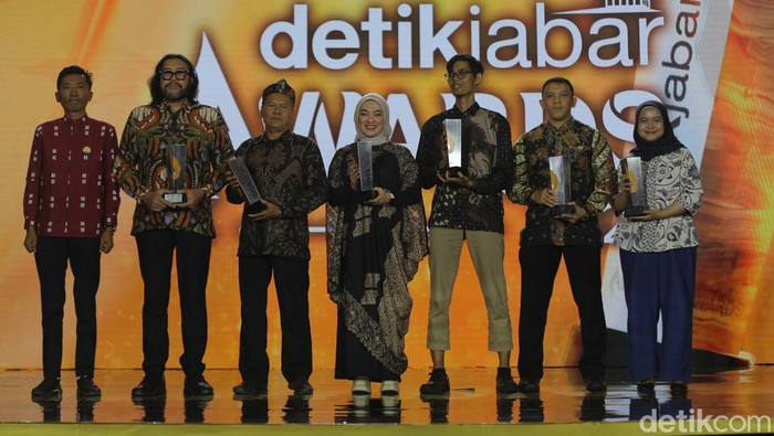 Manajer Regional Triono Wahyu Sudibyo memberikan penghargaan Anugerah Figur Akselerator Kemajuan detikJabar Awards 2024
