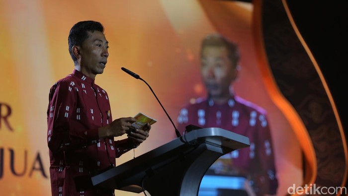 Manajer Regional Triono Wahyu Sudibyo memberikan penghargaan Anugerah Figur Akselerator Kemajuan detikJabar Awards 2024