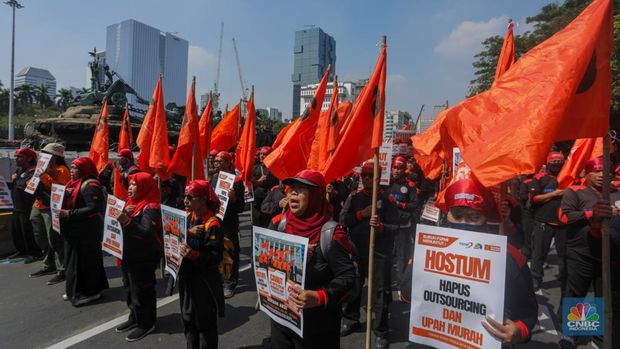 Massa buruh menggelar aksi unjuk rasa di kawasan Patung Kuda Arjuna Wijaya, Jakarta, Rabu (17/7/2024). (վ/Faisal Rahman)