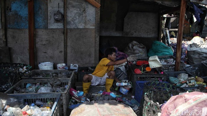 Menantu Casimi tengah menyortir sampah /Pradita Utama Menantu Casimi tengah menyortir sampah di depan rumah Riani.