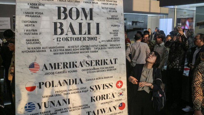 Menkopolhukam Hadi Tjahjanto (tengah)  didampingi  Menteri Dalam Negeri Tito Karnavian (kedua kanan) dan Kepala Badan Nasional Penanggulangan Terorimse (BNPT) Komjen Pol Mohammed Rycko Amelza Dahniel (kiri) meninjau Museum Nasional Penanggulangan Terorisme Adhi Pradana pada hari jadi BNPT ke-14 di Sentul, Kabupaten Bogor, Jawa Barat, Selasa (16/7/2024). Museum yang didedikasikan sebagai sarana wisata edukasi untuk terus meningkatkan rasa cinta tanah air dan kesadaran akan bahaya terorisme serta simbol pentingnya kerja sama internasional dalam menghadapi ancaman terorisme. ANTARA FOTO/Yulius Satria Wijaya/wpa.