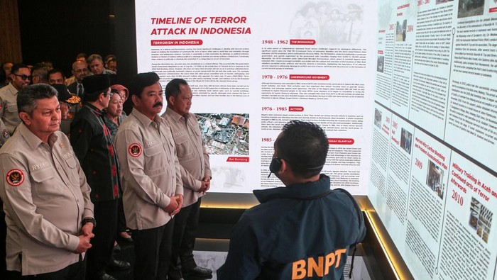 Mengunjungi Museum Nasional Penanggulangan Terorisme di Bogor Menkopolhukam Hadi Tjahjanto (tengah) didampingi Menteri Dalam Negeri Tito Karnavian (kedua kanan) dan Kepala Badan Nasional Penanggulangan Terorimse (BNPT) Komjen Pol Mohammed Rycko Amelza Dahniel (kiri) meninjau Museum Nasional Penanggulangan Terorisme Adhi Pradana pada hari jadi BNPT ke-14 di Sentul, Kabupaten Bogor, Jawa Barat, Selasa (16/7/2024). Museum yang didedikasikan sebagai sarana wisata edukasi untuk terus meningkatkan rasa cinta tanah air dan kesadaran akan bahaya terorisme serta simbol pentingnya kerja sama internasional dalam menghadapi ancaman terorisme. ANTARA FOTO/Yulius Satria Wijaya/wpa.