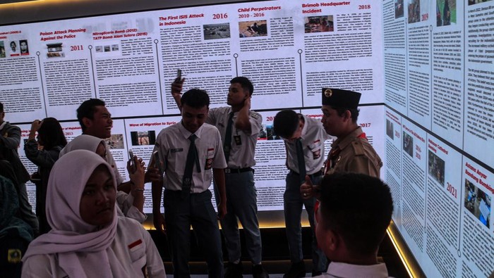 Menkopolhukam Hadi Tjahjanto (tengah) didampingi Menteri Dalam Negeri Tito Karnavian (kedua kanan) dan Kepala Badan Nasional Penanggulangan Terorimse (BNPT) Komjen Pol Mohammed Rycko Amelza Dahniel (kiri) meninjau Museum Nasional Penanggulangan Terorisme Adhi Pradana pada hari jadi BNPT ke-14 di Sentul, Kabupaten Bogor, Jawa Barat, Selasa (16/7/2024). Museum yang didedikasikan sebagai sarana wisata edukasi untuk terus meningkatkan rasa cinta tanah air dan kesadaran akan bahaya terorisme serta simbol pentingnya kerja sama internasional dalam menghadapi ancaman terorisme. ANTARA FOTO/Yulius Satria Wijaya/wpa.