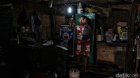 Tidak jauh dari kantor TPST Bantargerbang ada jalan kecil yang hanya bisa dilalui motor. Di sana area permukiman terdekat bisa ditemui.