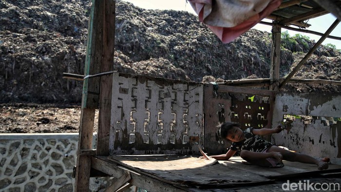 Merasakan Hidup Berdampingan di Antara Gunung Sampah Tempat Pembuangan Sampah Bantar Gebang biasa disebut gunung sampah yang ada di Jakarta Timur. Di balik itu, banyak warga yang tinggal dan hidup berdampingan dengan kepungan sampah itu.