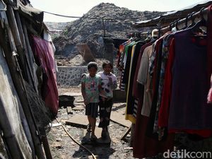 Potret Kehidupan Tinggal Berdampingan dengan Gunung Sampah