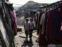 Potret Kehidupan Tinggal Berdampingan dengan Gunung Sampah
