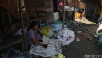 Sampah-sampah yang sudah disortir dimasukkan ke dalam karung besar berwarna putih. Lalat beterbangan di sekitar sana. Setiap ada tumpukan sampah datang, hewan kecil itu juga ikut merayakan.