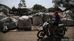 Potret Kehidupan Tinggal Berdampingan dengan Gunung Sampah