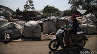 Soal bau, jangan ditanya. Sejak detikProperti tiba pagi hari di lokasi, bau tak sedap langsung menusuk hidung. Apalagi saat truk besar pengangkut sampah datang hilir mudik. Namun, hal itu tak dirasakan oleh warga setempat.
