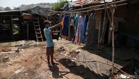 Selain Sri dan Riana, banyak warga yang tinggal di sekitaran gunung sampah Bantar Gebang. Ketua RT 01, Jamar sebagian besar warga di wilayahnya adalah pendatang dari luar daerah. Hanya sekitar 200 orang saja yang statusnya warga Kecamatan Bantar Gebang, Bekasi.