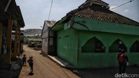 Tidak cukup dengan sampah baru dan lalat, di ujung-ujung rumah mereka banyak karung putih penuh dengan sampah menumpuk.