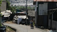 Namun, kedua rumah tersebut memiliki kesamaan. Layaknya kampung nelayan, halamannya rata-rata dipenuhi hasil tangkapan berupa sampah. Kondisinya tidak seburuk gunung sampah. Namun, sejauh mata memandang, setiap halaman rumah pasti ditemui botol gelas, gelas plastik, karung bekas, bekas kemasan sampo dan sabun, dan masih banyak lagi.