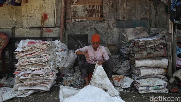 Merasakan Hidup Berdampingan di Antara Gunung Sampah Tempat Pembuangan Sampah Bantar Gebang biasa disebut gunung sampah yang ada di Jakarta Timur. Di balik itu, banyak warga yang tinggal dan hidup berdampingan dengan kepungan sampah itu.