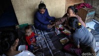 Bau dan lalat buat mereka tak masalah. Justru sampah yang selama ini jadi sumber cuan mereka. Mereka berdua adalah pemulung dan pengepul. Jadi, baik Sri dan Riana tak ambil pusing soal itu asal dapurnya tetap ngebul.