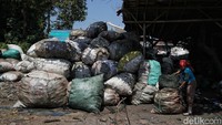 Area permukiman ini berada 500 meter dari gunungan sampah Bantar Gebang. Permukiman hanya dipisahkan jalan besar sebagai akses satu-satunya truk sampah dan kantor TPST Bantar Gebang beserta tempat pengolahan sampah.