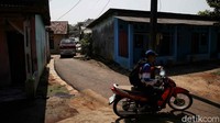 Truk-truk sampah di Bantar Gebang terus berdatangan selama 24 jam. Dari jalan utama dekat Mega Bekasi Hypermall, sudah banyak ditemui mobil pengangkut sampah. Pemandangan belakang truk adalah kumpulan lalat beterbangan dan air menetes dari selanya dan meninggalkan bau tak enak.