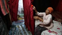 Sri memiliki tempat tinggal yang paling dekat dengan batas TPST Bantar Gebang. Pemandangan gunung sampah, hilir mudik truk bahkan rumah yang dipenuhi lalat sudah jadi makanan sehari-hari.