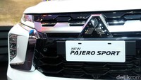 Pada bagian eksterior, terdapat penyematan grille depan heksagonal dan bumper yang memberikan tampilan lebih tegas dan berkarakter. Mobil ini hadir dengan velg alloy wheel 18 inchi dengan desain yang baru.
