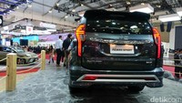 Mitsubishi New Pajero Sport kini tersedia dalam 6 varian dan 4 pilihan warna yang terdiri dari Quartz White Pearl, Blade Silver Metallic, Graphite Gray Metallic, dan Jet Black Mica.
