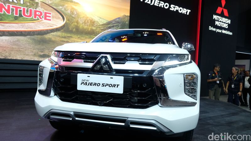 Mitsubishi Motors Krama Yudha Sales Indonesia resmi meluncurkan dua model ladder frame andalan, Mitsubishi All New Triton dan New Pajero Sport di GIIAS 2024 yang diselenggerakan di ICE, BSD, Tangerang, Rabu (17/7/2024).