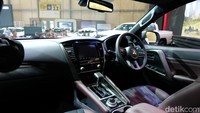 Pada bagian interior telah diterapkan warna hitam dan burgundy yang memberikan tampilan sporty premium. Pajero Sport terbaru menghadirkan desain setir multi fungsi dan 8-inch digital driver display yang baru. Untuk bagian driver dan penumpang juga mendapatkan kenyamanan yang lebih dengan fitur nanoe tm X yang tersemat pada Dual Zone AC.