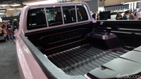 Beragam fitur baru disematkan secara berbeda di setiap varian untuk memberikan pengalaman berkendara yang lebih memuaskan dan sesuai dengan kebutuhan. Hadirnya detail seperti penggunaan bahan kulit dengan detail jahitan pada kursi, 8-inch Audio Head Unit, 7 Drive Mode, Dual Zone Climate Control, Wireless Charger, 7-inch color LCD multi-information display, dan lainnya.