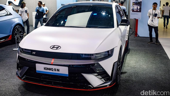 Mobil Listrik Buas Hyundai Ioniq 5 N Melantai di GIIAS 2024 PT Hyundai Motors Indonesia (HMID) hari ini resmi meluncurkan high-performance electric vehicle (EV) unggulannya, Ioniq 5 N di ajang pameran Gaikindo Indonesia International Auto Show (GIIAS) 2024 di ICE BSD City, Tangerang, Rabu (17/7/2024).