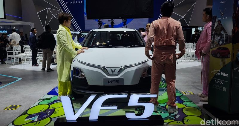 Mobil listrik Vinfast di GIIAS 2024. Vinfast memberikan harga khusus buat pembeli produk mereka sepanjang pameran ini. Mobil listrik asal Vietnam itu bisa ditebus dengan harga mulai Rp 218 juta saja.