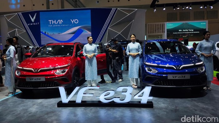Mobil listrik Vinfast di GIIAS 2024. Vinfast memberikan harga khusus buat pembeli produk mereka sepanjang pameran ini. Mobil listrik asal Vietnam itu bisa ditebus dengan harga mulai Rp 218 juta saja.