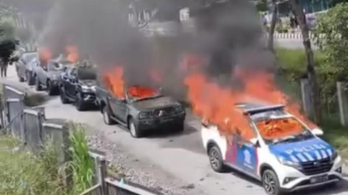 Mobil TNI/Polri dibakar massa di Puncak Jaya.