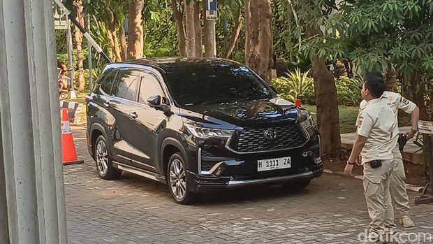 Mobil Walkot Semarang Mbak Ita terparkir di Balai Kota Semarang, Rabu (17/7/2024).