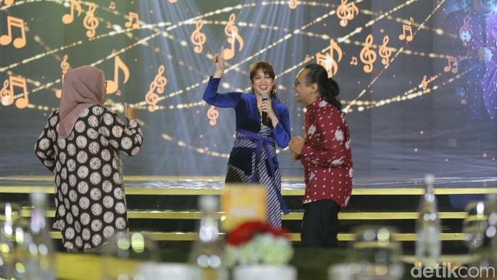 Momen Kepala Redaksi detikJabar menikmati suasana detikJabar Awards 2024