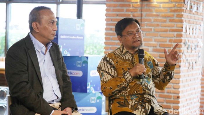 Dokter spesialis onkologi dari Fakultas Kedokteran Universitas Indonesia (FKUI) Dr dr Andika Rachman, SpPD-KHOM, pakar polimer Prof Akhmad Zainal Abidin, Lembaga Riset Ikatan Dokter Indonesia (IDI) dr Aditiawarman Lubis, MPH menyampaikan pendapat saat diskusi tentang Membedah Disinformasi Dampak BPA Bagi Kesehatan saat acara Detikcom Leader Forum di e + e Coffee Kitchen Semanggi, Jakarta, Rabu (17/7/2024).