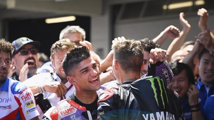 BARCELONA, SPAIN - JUNE 05: Jorge Martin of Spain and Pramac Racing celebrates with Fabio Quartararo of France and Monster Energy Yamaha MotoGP Team (R) under the podium during the MotoGP race during the MotoGP of Catalunya - Race at Circuit de Barcelona-Catalunya on June 05, 2022 in Barcelona, Spain. (Photo by Mirco Lazzari gp/Getty Images)